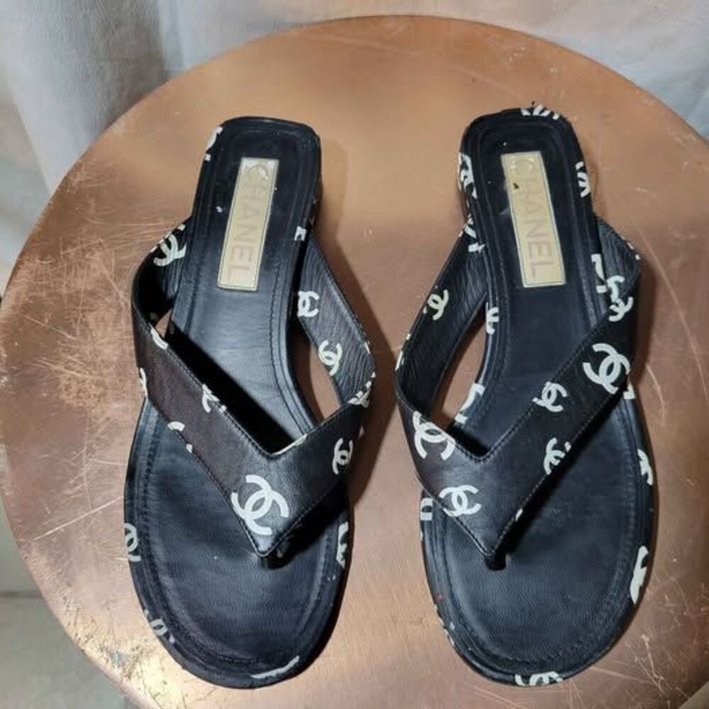 Chanel Black&White CC Logo
Women's Flip Flops/Sandals (Size 8)